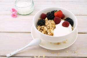 Yoghurt med bær og musli