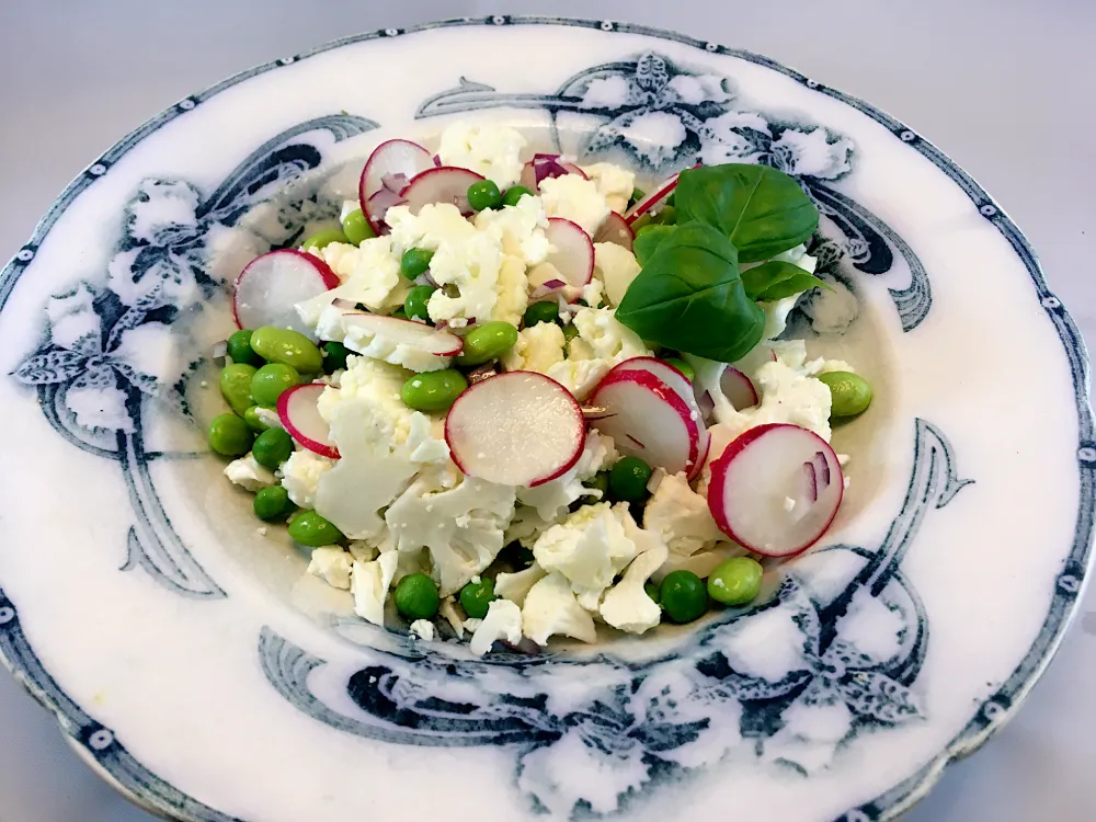 Salat med blomkål og radiser med basilikum