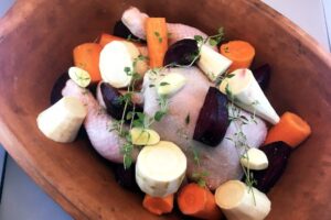 Hel kylling i stegeso, Römertopf med gulerødder, rødbeder og pastinak
