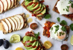 Knækbrød med avocado og pålæg