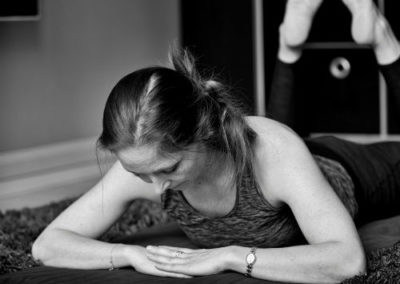 Louise Rostgaard i yoga bevægelser