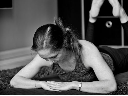 Louise Rostgaard i yoga bevægelser