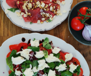 Carpaccio med tomatsalat