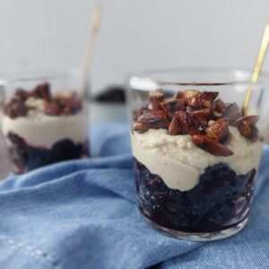 Brombær med cashew-lime creme og crunch