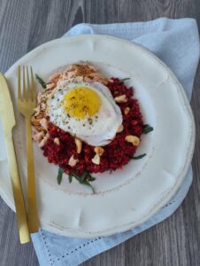 frokostSalat med rodfrugter, fisk og æg